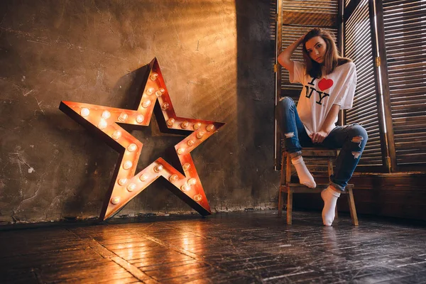 Jeans garland pentagonal yıldız fon üzerine genç kız