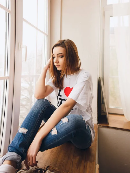 Jeans pencere adlı genç kız