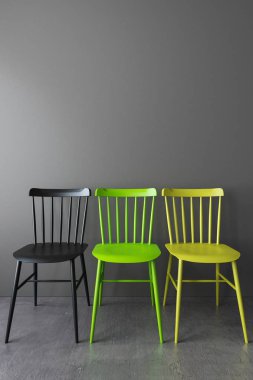 Boş odada üç basit sandalye