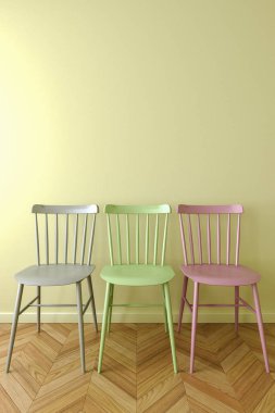 Boş odada üç basit sandalye.