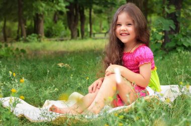 Bir çim üzerinde küçük güzel oturan