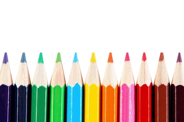 Beyaz arkaplanda izole edilmiş renkli kalemler