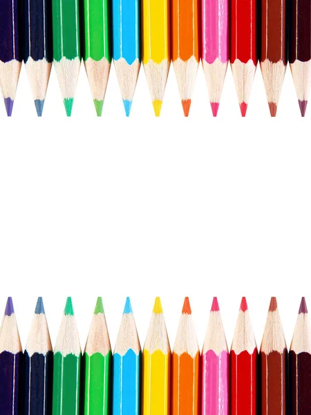 Beyaz arkaplanda izole edilmiş renkli kalemler