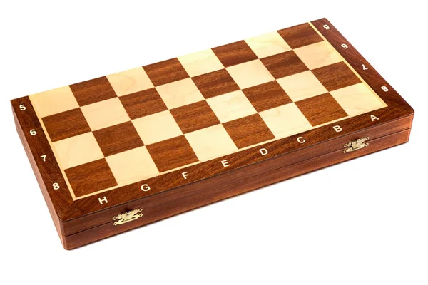 Beyaz arka plan üzerinde izole kapalı satranç tahtası