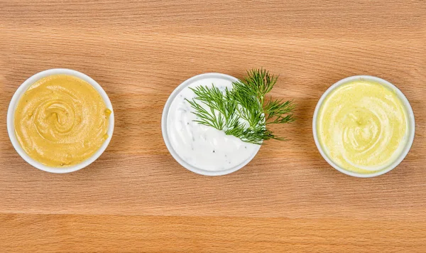 Üç sauceboats farklı sos ile