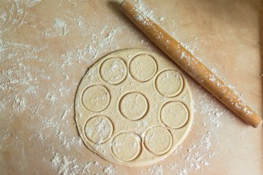 daireler, oklava ile hamur rulo