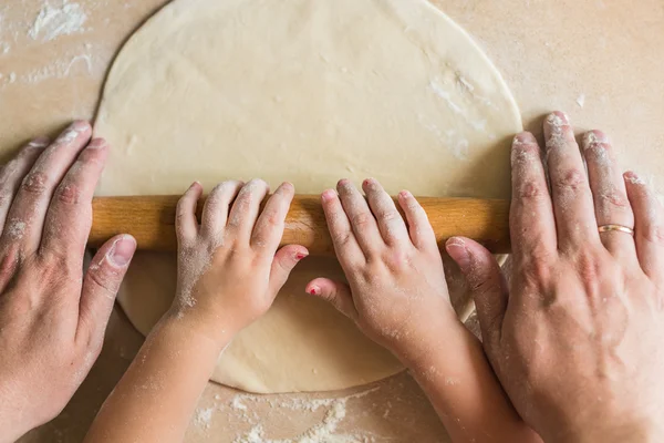 Çocuk ve baba el haddelenmiş hamur