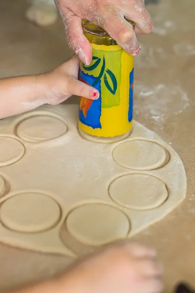 Дитячі руки готують кола тіста — стокове фото