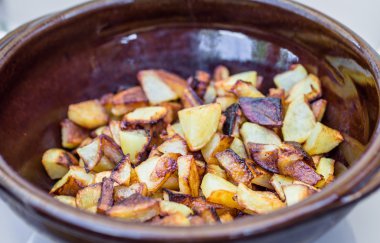 kabın içinde kavrulmuş patates
