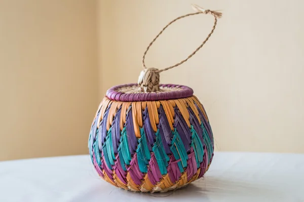 颜色编织的竹篮 — 图库照片
