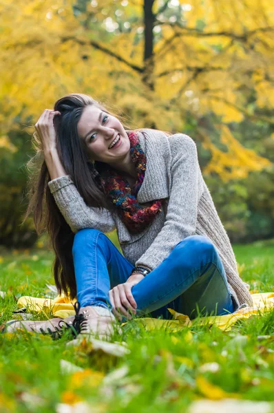 Щаслива дівчина сидить на траві — стокове фото