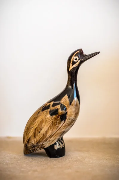 Oiseau décoratif en bois noir doré — Photo