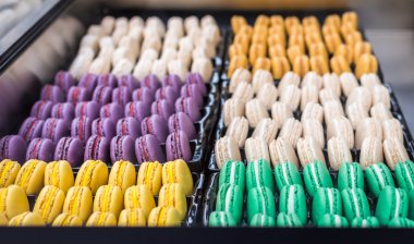 Çeşitli tatlı renkli macaroons