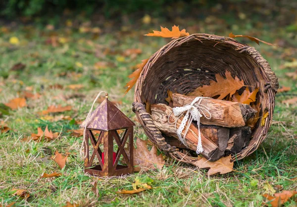Naturaleza muerta con una cesta de troncos otoño —  Fotos de Stock