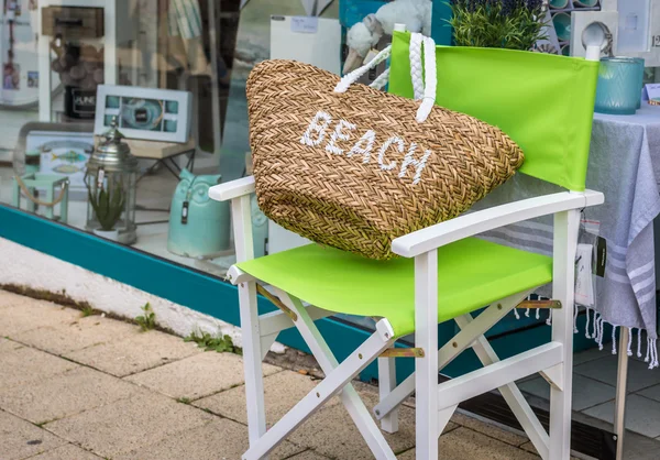 Beach bag on a green Chair — Stockfoto