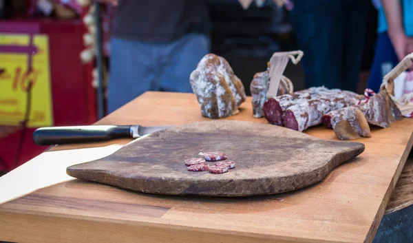 Salami en rodajas en la Junta — Foto de Stock