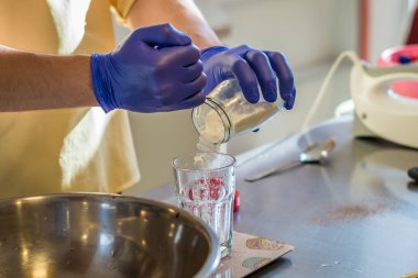 Soda bir cam içine dökme el