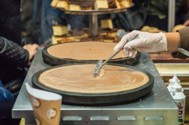 çikolatalı krep açık havada el hazırlar