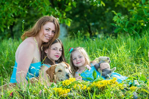Maman avec deux filles et chien — Photo
