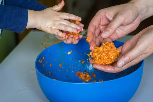 Crianças Pai Mãos Preparar Almôndegas Cruas — Fotografia de Stock