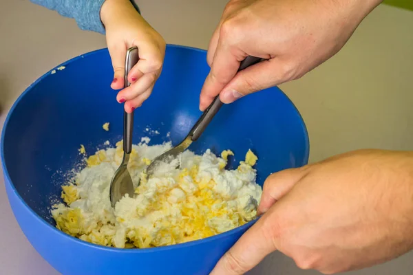 Crianças e pai mãos preparando massa de pão — Fotografia de Stock