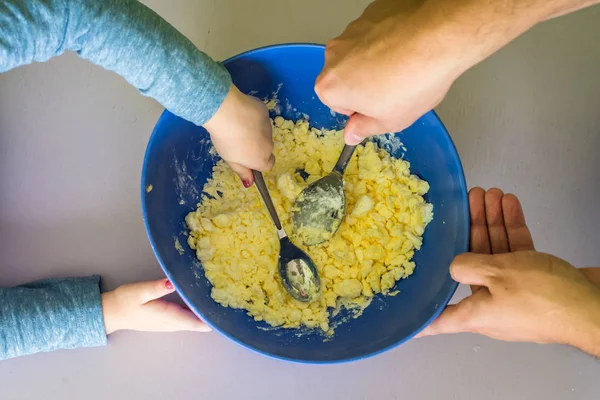 Crianças e pai mãos preparando massa de pão — Fotografia de Stock