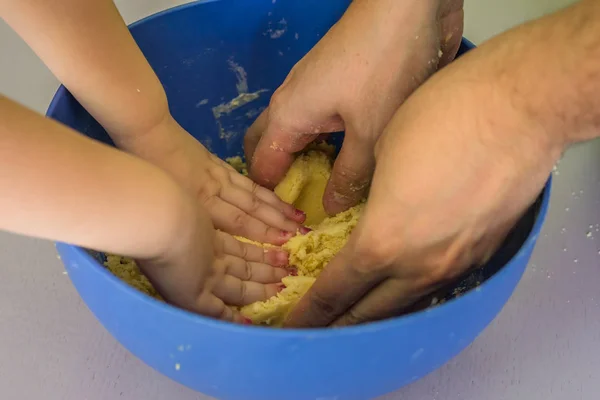 Crianças e pai mãos preparando massa de pão — Fotografia de Stock