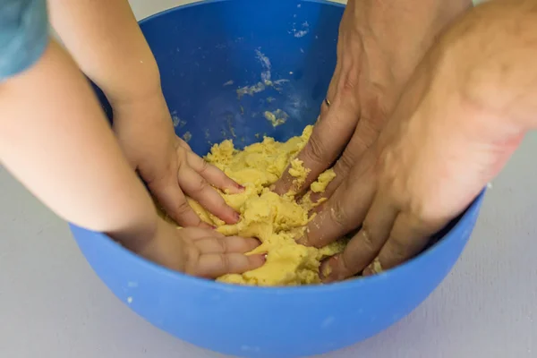 Діти і тато готують коротке хлібне тісто — стокове фото