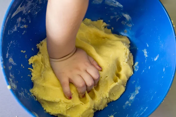 Little Hand Prepares Shortcrust Pastry Blue Bowl — Stock Photo, Image