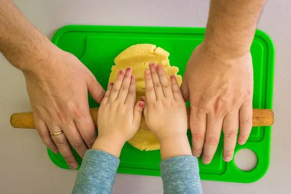 Crianças e pai mãos rolou massa de farinha shortcrust — Fotografia de Stock
