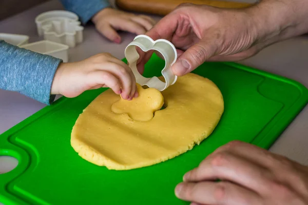 Criança e pai faz cortadores de biscoitos de massa — Fotografia de Stock