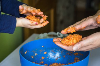 Çocuk ve baba elleri hazırlamak köfte