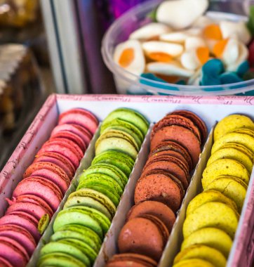 Çeşitli tatlı renkli kurabiye. Fransız tatlı macaron
