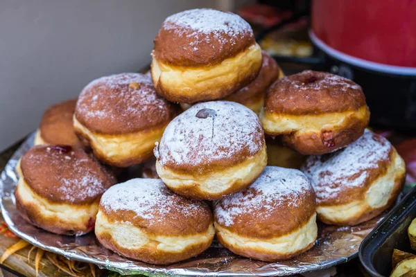 Deliziose ciambelle sul piatto — Foto Stock