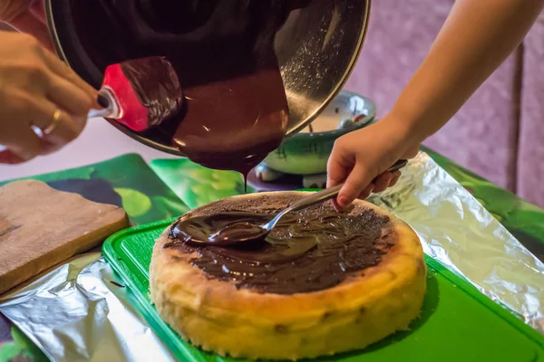 Cheesecake com chocolate líquido — Fotografia de Stock