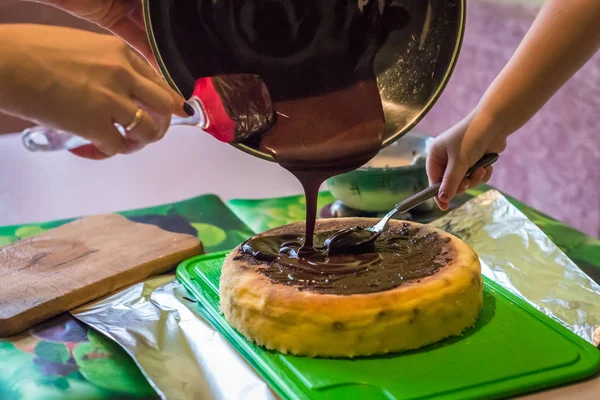 Cheesecake com chocolate líquido — Fotografia de Stock