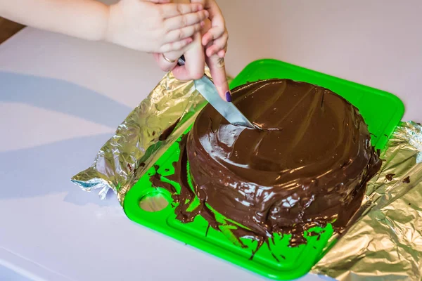 Mãos de bebê cortar o bolo — Fotografia de Stock