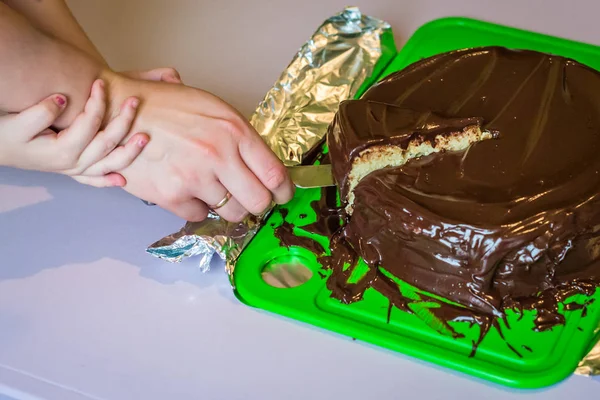 Baby händer skära tårtan — Stockfoto