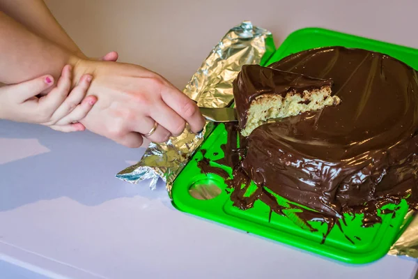 Baby hands cut the cake — Stock Photo, Image