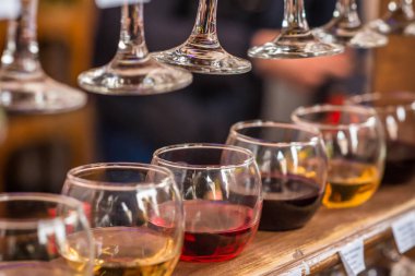 gözlük ile farklı bir şarap tadımı için