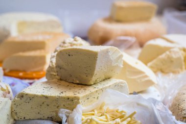 baharat ile peynir parçaları