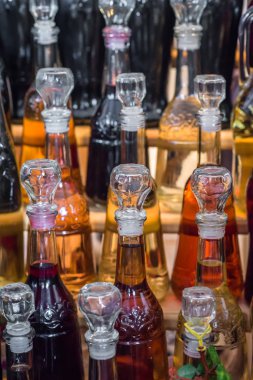 kırmızı ve beyaz şarap dolu cam şişeler kümesi