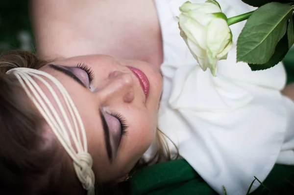 Schönes Mädchen mit weißer Rose — Stockfoto