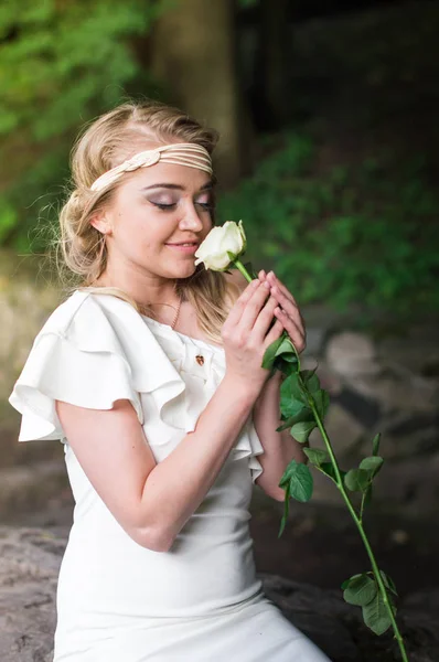 Gyönyörű lány szippantás Fehér Rózsa — Stock Fotó