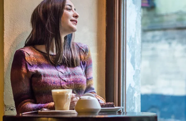 pencereden dışarı bak güzel kız