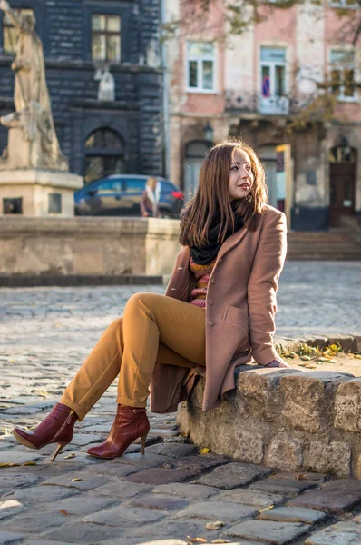 güzel bir kız bir taşa oturur