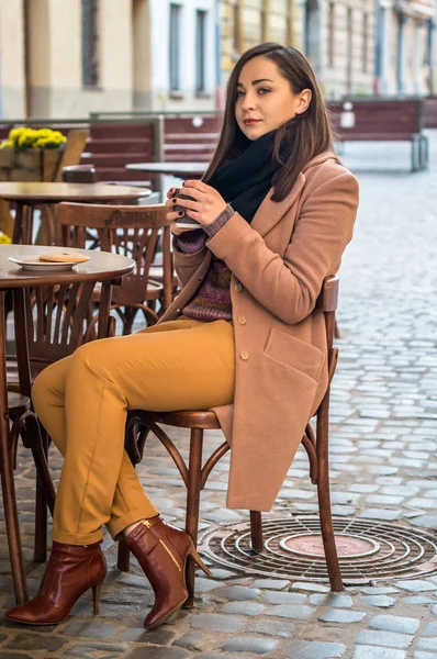 Schönes Mädchen trinkt Kaffee — Stockfoto