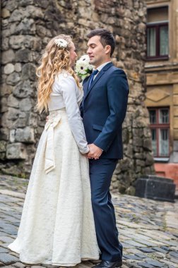 şehir etrafında geziniyor yeni evliler