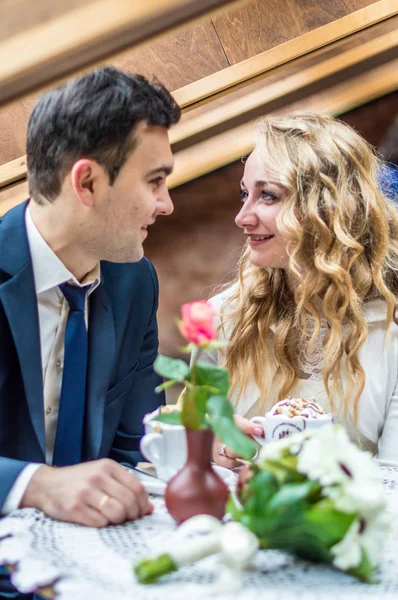 Casal Recém Casado Beber Café Café — Fotografia de Stock