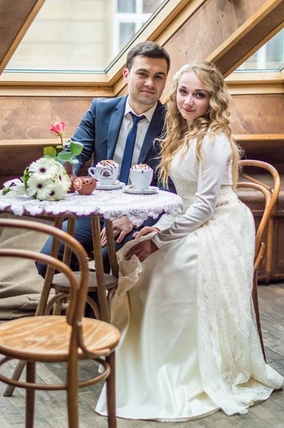 Couple nouvellement marié dans le café — Photo
